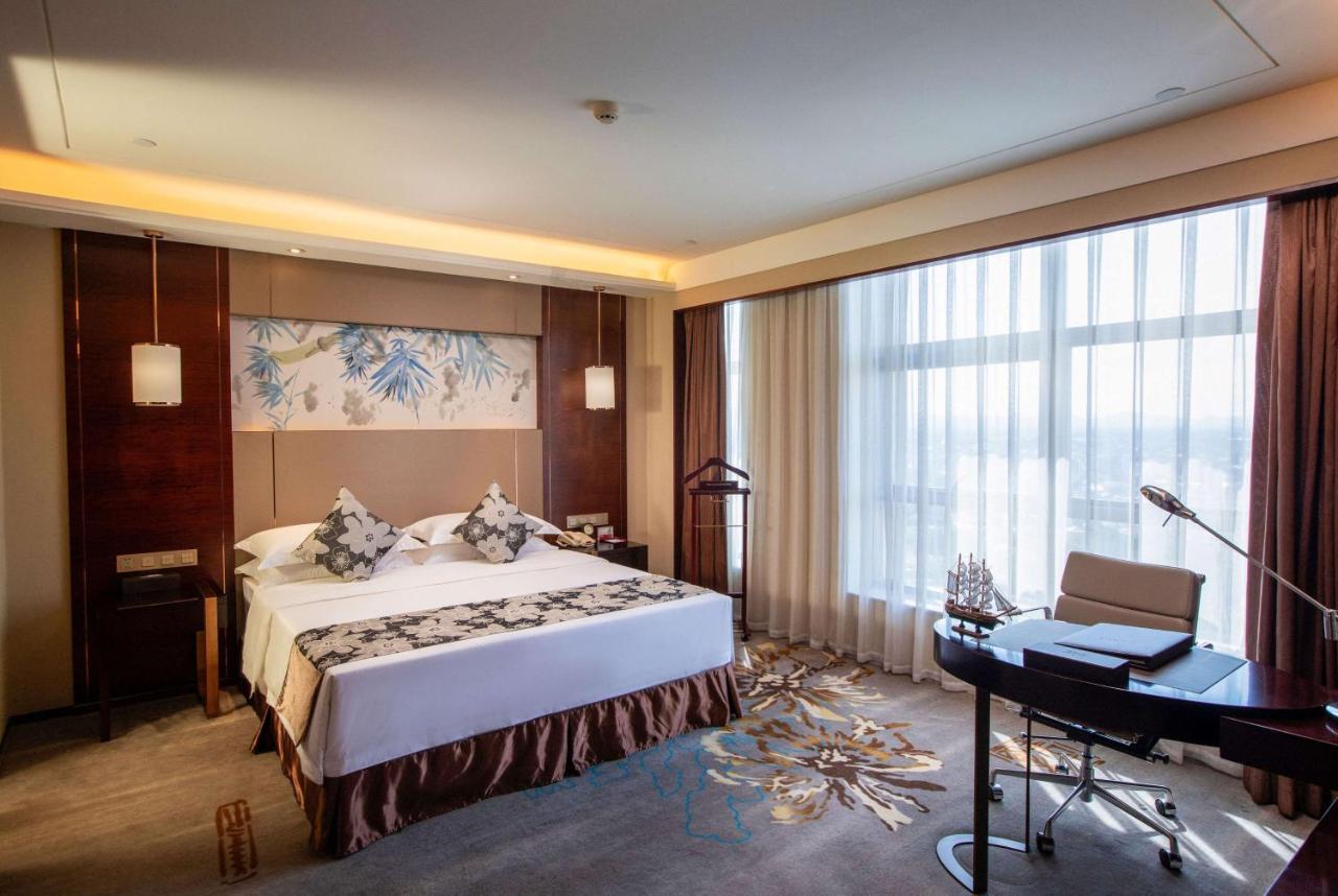Отель Ramada Yiyang Taojiang Экстерьер фото