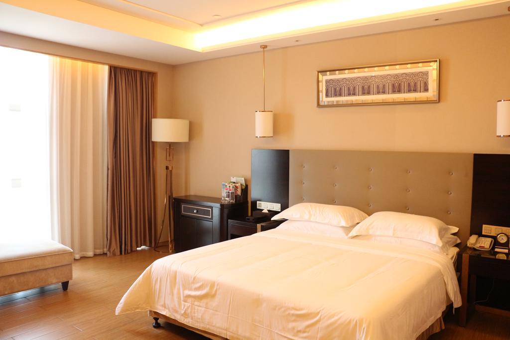 Отель Ramada Yiyang Taojiang Экстерьер фото