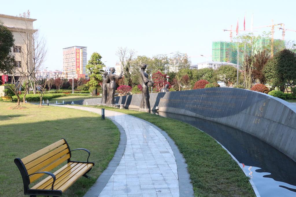 Отель Ramada Yiyang Taojiang Экстерьер фото