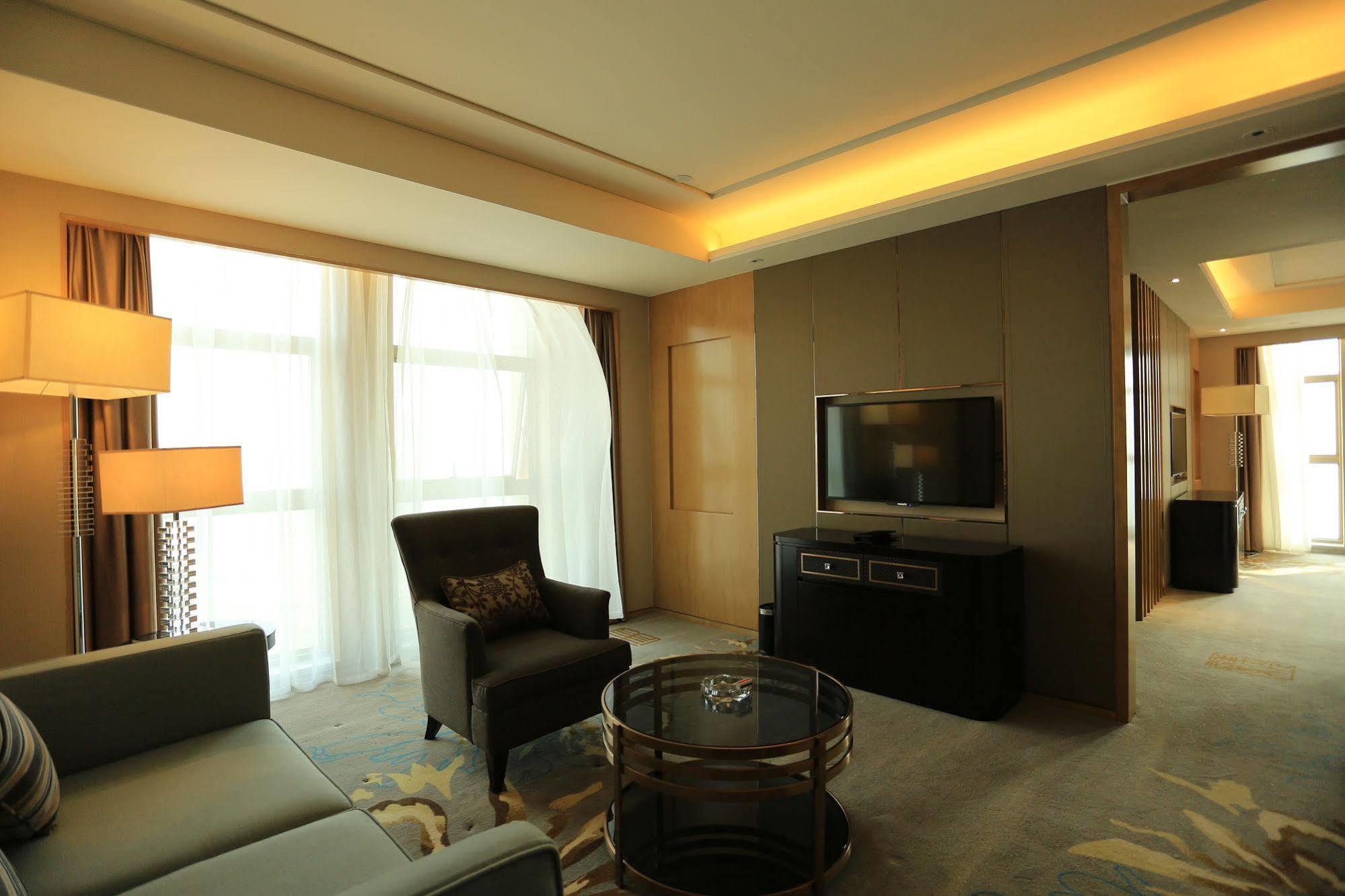 Отель Ramada Yiyang Taojiang Экстерьер фото